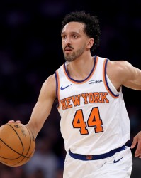 残暴！尼克斯16记三分射穿篮网 最终狂胜54分